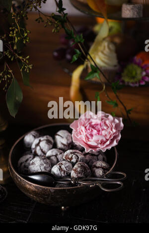 Dettaglio colpo di tabella dolce ispirato da Dutch Masters nature morte. Ombre scure, luce della finestra, grana leggera profondità di campo a. Foto Stock