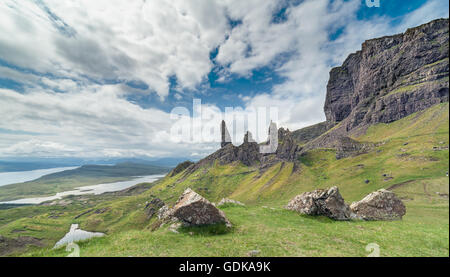 Nuvoloso cielo luminoso sopra il vecchio uomo di Storr vertice alla isola di Skye in Scozia Foto Stock