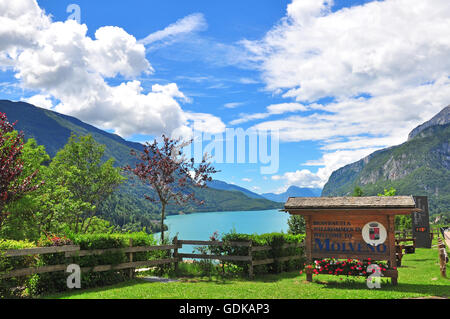 MOLVENO, Italia - 10 Luglio: Vista del lago di Molveno in Trentino Alto provincia, Italia il 10 luglio 2014. Foto Stock