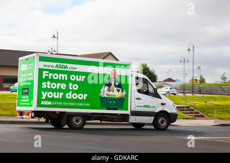 Asda Home veicolo di consegna come visto onTram domenica un festival dei trasporti svoltasi nella cittadina balneare di Fleetwood, nel Lancashire, Regno Unito Foto Stock