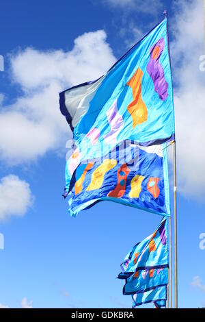 bandiere di golowan blu contro un cielo blu Foto Stock