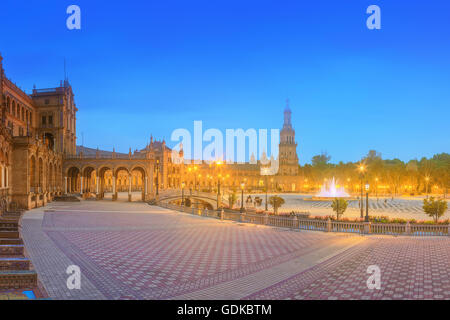 Vista della piazza di Spagna sul tramonto, pietra miliare del Rinascimento in stile Revival, Siviglia, Andalusia, Spagna Foto Stock