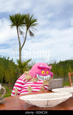 Alice nel Paese delle Meraviglie themed spaventapasseri festival di Fleetwood, nel Lancashire, Regno Unito Foto Stock