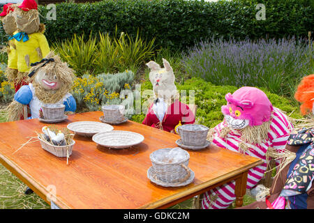 Alice nel Paese delle Meraviglie themed spaventapasseri festival di Fleetwood, nel Lancashire, Regno Unito Foto Stock