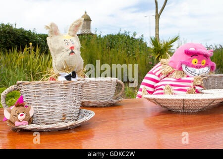 Alice nel Paese delle Meraviglie themed spaventapasseri festival di Fleetwood, nel Lancashire, Regno Unito Foto Stock