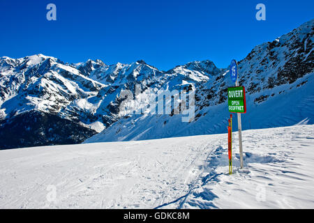 Aprire, segno sulla pista da sci, pisted run, Les Contamines-Montjoie ski resort, Alta Savoia, Francia Foto Stock