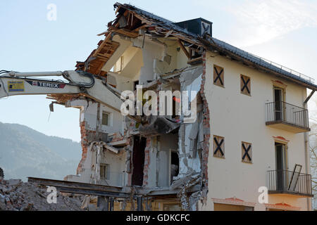 Pala escavatore strappando una parete verso il basso, la demolizione di un edificio, Bad Heilbrunn, Alta Baviera, Baviera, Germania Foto Stock