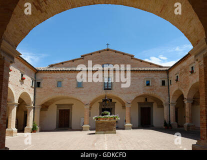 Cortile, Basilica di Sant'Ubaldo, Gubbio in Umbria, Italia Foto Stock