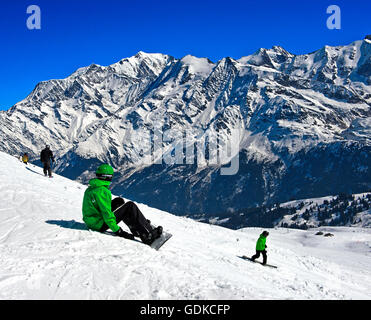 Snowboarder a Les Contamines-Montjoie ski resort, Alta Savoia, Francia Foto Stock