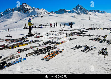Paia di sci giacente sulla neve, Col du Joly, Les Contamines-Montjoie ski resort, Alta Savoia, Francia Foto Stock