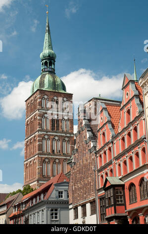 Case a capanna con chiesa Nikolaikirche, Sito Patrimonio Mondiale dell'Unesco, Stralsund, Meclemburgo-Pomerania Occidentale Foto Stock