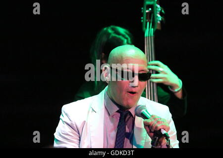 Bacoli, Italia. 17 Luglio, 2016. Giuliano Palma in concerto a Nabilah, presenta il suo nuovo album Groovin in Italia. Credito: Salvatore Esposito/Pacific Press/Alamy Live News Foto Stock