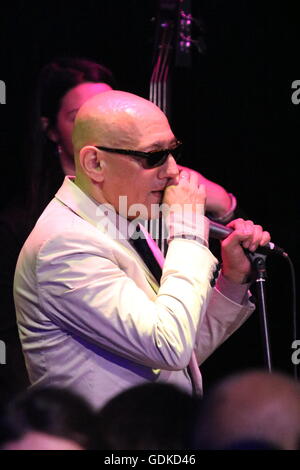 Bacoli, Italia. 17 Luglio, 2016. Giuliano Palma in concerto a Nabilah, presenta il suo nuovo album Groovin in Italia. Credito: Salvatore Esposito/Pacific Press/Alamy Live News Foto Stock