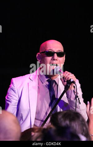 Bacoli, Italia. 17 Luglio, 2016. Giuliano Palma in concerto a Nabilah, presenta il suo nuovo album Groovin in Italia. Credito: Salvatore Esposito/Pacific Press/Alamy Live News Foto Stock