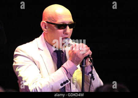 Bacoli, Italia. 17 Luglio, 2016. Giuliano Palma in concerto a Nabilah, presenta il suo nuovo album Groovin in Italia. Credito: Salvatore Esposito/Pacific Press/Alamy Live News Foto Stock