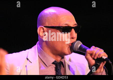 Bacoli, Italia. 17 Luglio, 2016. Giuliano Palma in concerto a Nabilah, presenta il suo nuovo album Groovin in Italia. Credito: Salvatore Esposito/Pacific Press/Alamy Live News Foto Stock