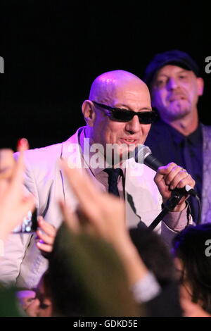 Bacoli, Italia. 17 Luglio, 2016. Giuliano Palma in concerto a Nabilah, presenta il suo nuovo album Groovin in Italia. Credito: Salvatore Esposito/Pacific Press/Alamy Live News Foto Stock