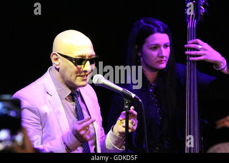 Bacoli, Italia. 17 Luglio, 2016. Giuliano Palma in concerto a Nabilah, presenta il suo nuovo album Groovin in Italia. Credito: Salvatore Esposito/Pacific Press/Alamy Live News Foto Stock