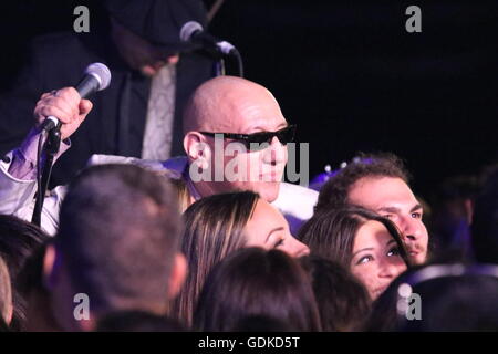 Bacoli, Italia. 17 Luglio, 2016. Giuliano Palma in concerto a Nabilah, presenta il suo nuovo album Groovin in Italia. Credito: Salvatore Esposito/Pacific Press/Alamy Live News Foto Stock