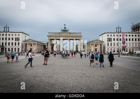 Berlino, Germania. 16 Luglio, 2016. Turisiti Berlino Berlino Il turismo ha raggiunto un nuovo record. Le Statistische Landesamt (Ufficio federale di statistica), come riportato dal Berliner Morgenpost, ha calcolato che nel 2015 gli alberghi e pensioni della capitale tedesca hanno registrato per la prima volta più di trenta milioni di pernottamenti da tutto il mondo. Una rapida crescita, con un aumento di quasi dieci milioni di euro negli ultimi cinque anni, 20.8000000 di 30.2000000. foto di turisti alla Porta di Brandeburgo © Andrea Ronchini/Pacific Press/Alamy Live News Foto Stock