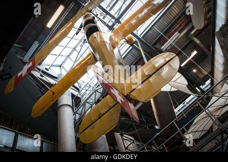 Berlino, Germania. Il 15 luglio 2016. Il Deutsches Technikmuseum Berlin, fondata nel 1982, è il museo della scienza e della tecnologia a Berlino. Si trova nel quartiere Kreuzberg ed è molto vasta, che occupa la maggior parte delle vie del Anhalter Bahnhof stazione parco di quartiere. La parte principale è distribuito su diversi edifici ed è una collezione di oggetti legati alla tecnica e in particolare per il trasporto del passato. foto all'interno del museo Deutsches Technikmuseum Berlin © Andrea Ronchini/Pacific Press/Alamy Live News Foto Stock