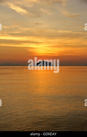 Parzialmente nuvoloso in serata mare. Foto Stock