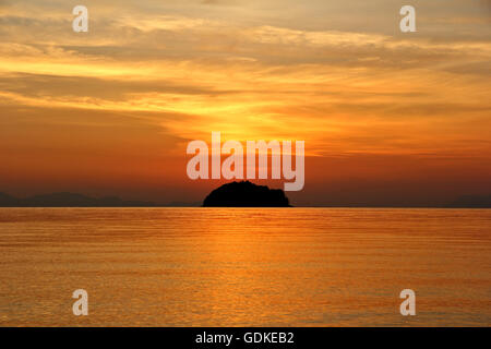 Parzialmente nuvoloso in serata mare. Foto Stock