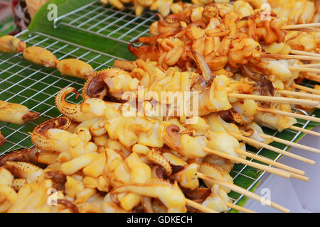 Bello il barbecue di pesce. Calamari alla griglia su spiedino Foto Stock