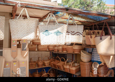Fatte a mano borse di paglia sulla vendita di mercato estate tradizione shop Foto Stock