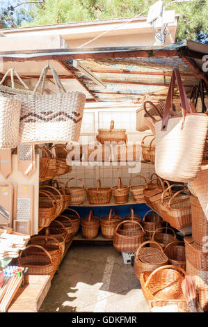 Fatte a mano borse di paglia sulla vendita di mercato estate tradizione shop Foto Stock