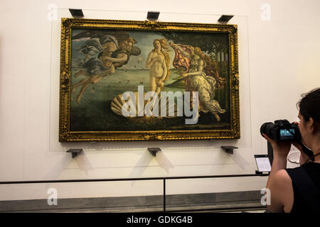 Donna fotografie Sandro Botticelli dipinto La Nascita di Venere presso la Galleria degli Uffizi, Firenze, Toscana, Italia Foto Stock