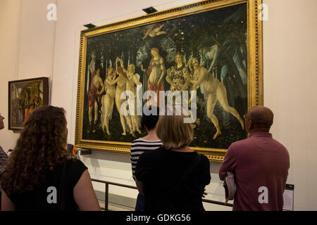 Visitatori presso la Galleria degli Uffizi a fronte di Sandro Botticelli pittura Allegoria della Primavera, Primavera, Firenze, Toscana, ho Foto Stock