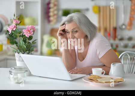 Senior donna con notebook Foto Stock