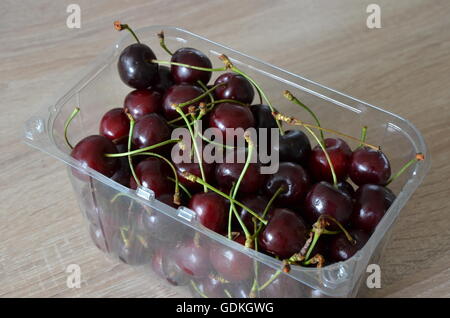 Fresche, cherry cestello, fresche Ciliege, sullo sfondo di legno, ciliegia, Cherry Orchard, cibo, ciliegio dolce, Cherry Tree branch Foto Stock