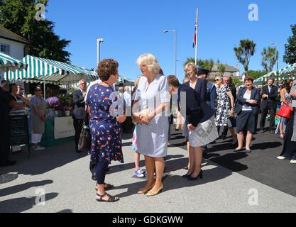 La duchessa di Cornovaglia parla con la gente del posto durante una visita ad un mercato di agricoltori al di fuori di San Giovanni Sala in Penzance, Cornwall, il primo giorno della loro visita annuale a sud ovest. Foto Stock