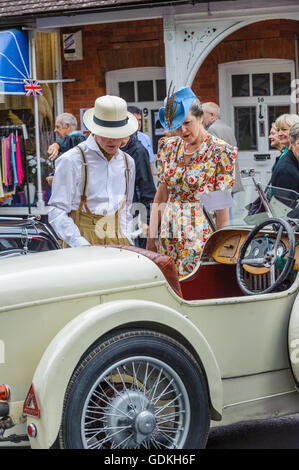 Woodhall Spa 1940 Festival - giovane vestito negli anni Quaranta abiti in una vettura sportiva di quel periodo Foto Stock