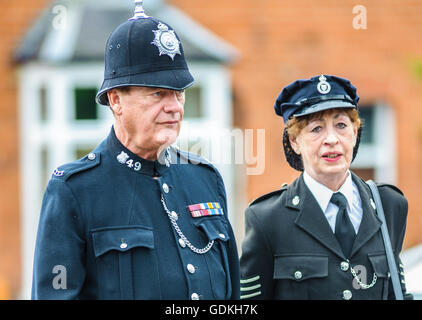 Woodhall Spa 1940 Festival - poliziotto e poliziotta Foto Stock