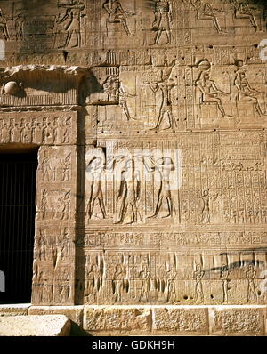 Geografia / viaggi, Egitto, Dendera, tempio di Hathor, dettaglio, rilievo, parete sud, divinità Thoth e Horus abbeveraggio re Tolomeo XV con elisir di lunga vita, Foto Stock