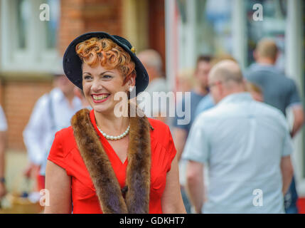 Woodhall Spa 1940 Festival - Donna vestita di 1940s stile con pelliccia di volpe e hat Foto Stock