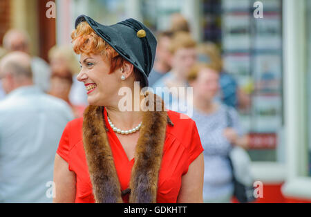 Woodhall Spa 1940 Festival - Donna vestita di 1940s stile con pelliccia di volpe e hat Foto Stock