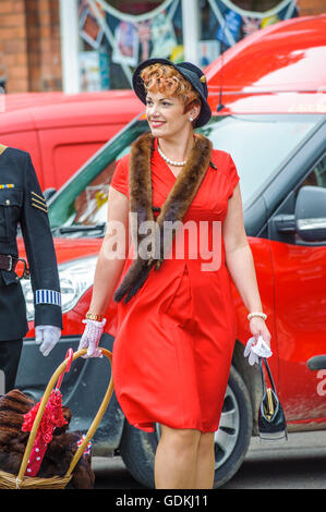 Woodhall Spa 1940 Festival - una donna vestita di 1940s stile con hat e pelliccia di volpe Foto Stock