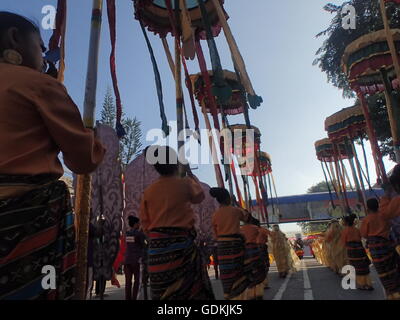 Koronadal, Filippine. 18 Luglio, 2016. Il cinquantesimo anniversario di dorata del Sud Cotabato, a Mindanao culmina con la grand street dancing parade dove migliaia di turisti locali godetevi la vivace cultura del gruppo etnico, i cristiani e i musulmani lasciando in armonia in una volta travagliata provincia. © Sherbien Dacalanio/Pacific Press/Alamy Live News Foto Stock
