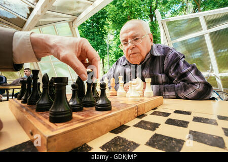 La Bielorussia, Gomel - 9 Maggio 2014: Attivo pensionati, amici di vecchia data e tempo libero, senior uomini divertirsi e giocare a scacchi in città Foto Stock