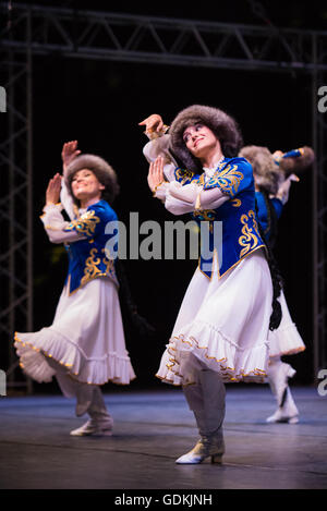 Zher Tugan e Alkisa da Petropavlovsk, Kazakistan, effettuando al ventottesimo Folkart CIOFF Internazionale Festival di Folclore folklore sub-festival di Festival di Quaresima, una delle più grandi feste all'aperto in Europa. Folkart, Festival Lent, Maribor, Slovenia, 2016. Foto Stock