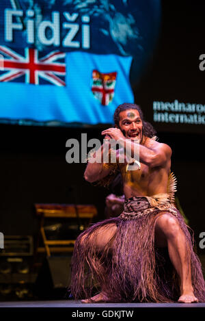 VOU Dance Company da Suva, Figi, effettuando al ventottesimo Folkart CIOFF Internazionale Festival di Folclore folklore sub-festival di Festival di Quaresima, una delle più grandi feste all'aperto in Europa. Folkart, Festival Lent, Maribor, Slovenia, 2016. Foto Stock