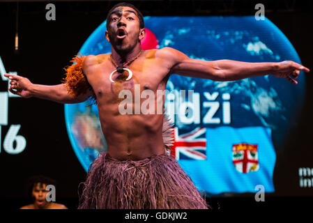 VOU Dance Company da Suva, Figi, effettuando al ventottesimo Folkart CIOFF Internazionale Festival di Folclore folklore sub-festival di Festival di Quaresima, una delle più grandi feste all'aperto in Europa. Folkart, Festival Lent, Maribor, Slovenia, 2016. Foto Stock