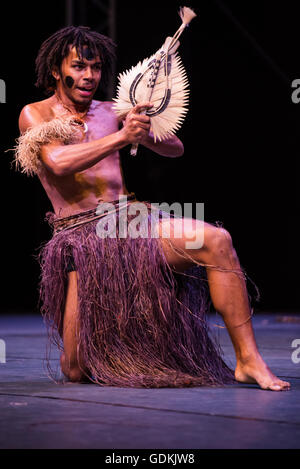 VOU Dance Company da Suva, Figi, effettuando al ventottesimo Folkart CIOFF Internazionale Festival di Folclore folklore sub-festival di Festival di Quaresima, una delle più grandi feste all'aperto in Europa. Folkart, Festival Lent, Maribor, Slovenia, 2016. Foto Stock