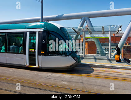 Nottingham Express Transit NET tram di Alstom nel funzionamento a Nottingham Stazione ferroviaria interchange Nottinghamshire England Regno Unito Foto Stock