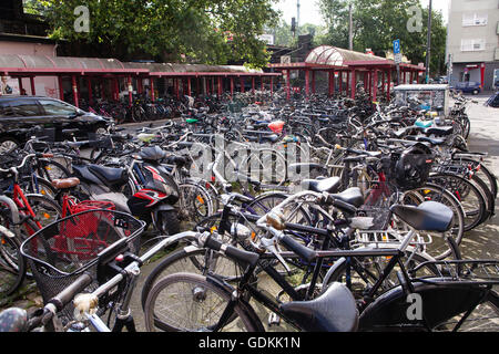 L'Europa, Germania, Colonia, le biciclette parcheggiate davanti alla stazione sud di Colonia, Luxemburger street. Foto Stock