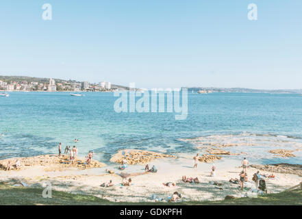 Manly, Sydney, Nuovo Galles del Sud, Australia - Novembre 11, 2013 persone a rilassarci in spiaggia. Foto Stock
